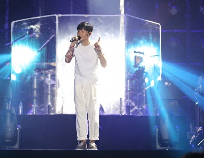 因痴迷音乐初中就辍学,一首《模特》彻底改变命运,前女友超漂亮