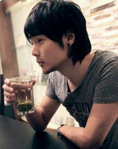 ​因痴迷音乐初中就辍学，一首《模特》彻底改变命运，前女友超漂亮