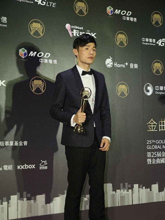 因痴迷音乐初中就辍学,一首《模特》彻底改变命运,前女友超漂亮