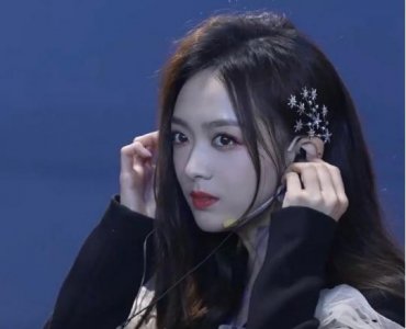 ​灵儿跳椅子舞可甜可御，高清生图曝光后：身材和飞牛女友有得一拼