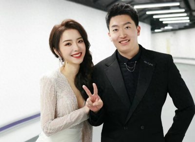 ​LPL女主持余霜婚后越发迷人，一组照片气质绝佳，管泽元赚大了