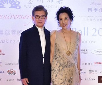 ​郭晶晶婆婆与二婚老公合影，富态身材穿薄纱裙，65岁美出新高度