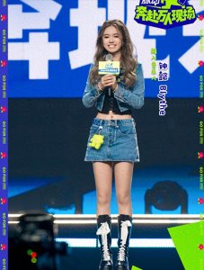 ​钟镇涛之女钟懿出道，巨星齐聚为她打Call！