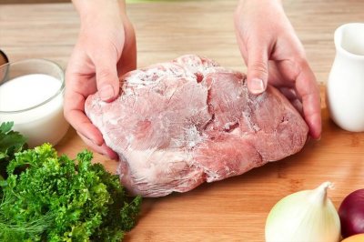 ​解冻肉别用清水泡，大厨分享2招，5分钟快速解冻，和新鲜的一样