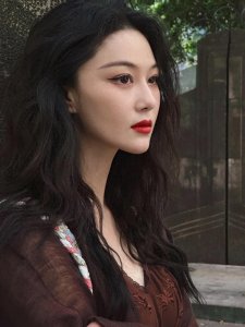 ​张馨予晒大片，被金光照耀那刻差点没认出，网友却只关心她的斑秃