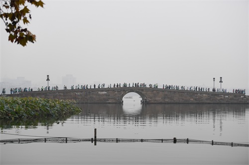马拉松——2019杭州马拉松赛鸣枪开跑
