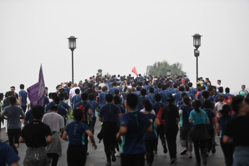 马拉松——2019杭州马拉松赛鸣枪开跑