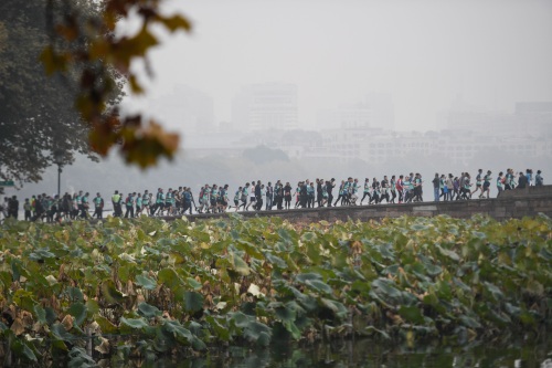马拉松——2019杭州马拉松赛鸣枪开跑