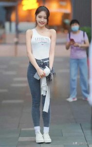 ​穿越时光的诱惑！美女牛仔裤显现女人味十足！