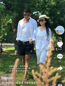 ​邵峰夫妇穿情侣装大秀恩爱，47岁影后妻子美貌出众，两人因戏结缘