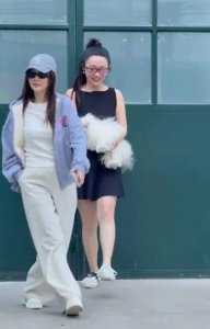 ​12年前伴娘，7年后同游！李小璐贾乃亮离婚育儿竟比当年婚礼甜？