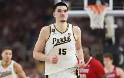 ​. NBA华裔双面人周志豪，拒入中国男篮却狂揽8个中国代言。