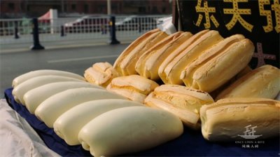 ​堪称馍中之王的“枕头馍”真的有枕头那么大吗？