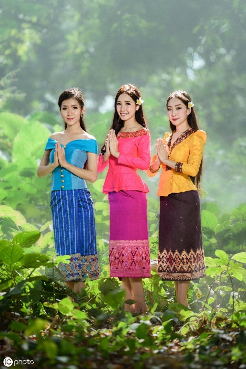 穿着传统服饰的老挝美女，感觉穿上民族服装更迷人