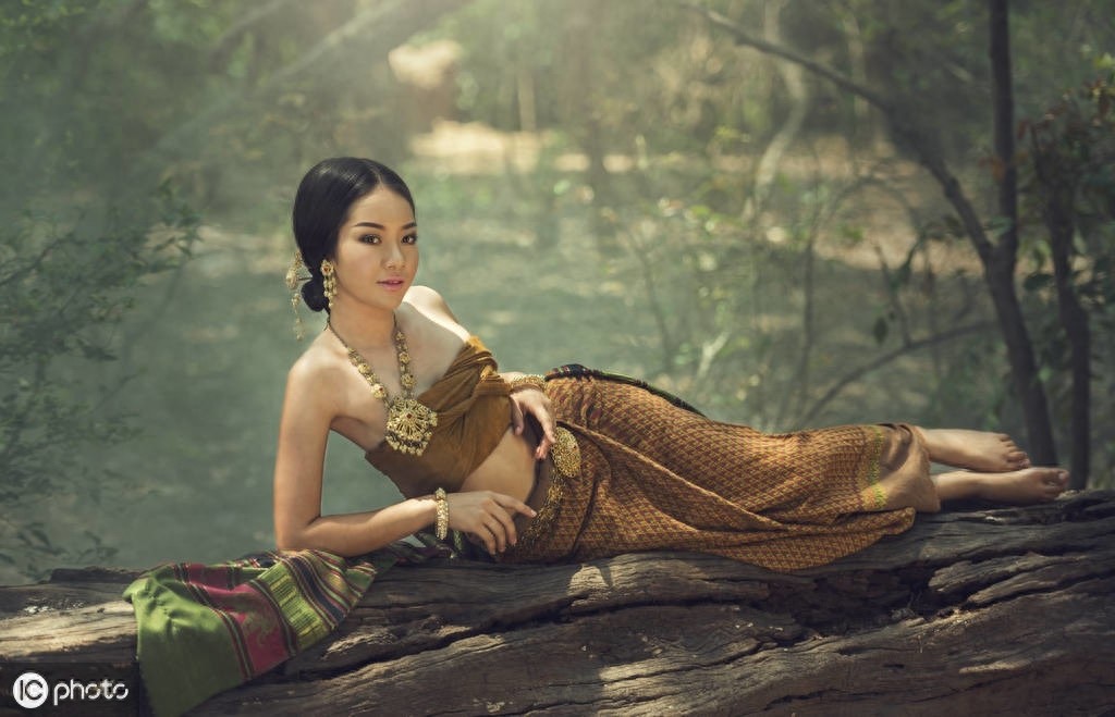 穿着传统服饰的老挝美女，感觉穿上民族服装更迷人