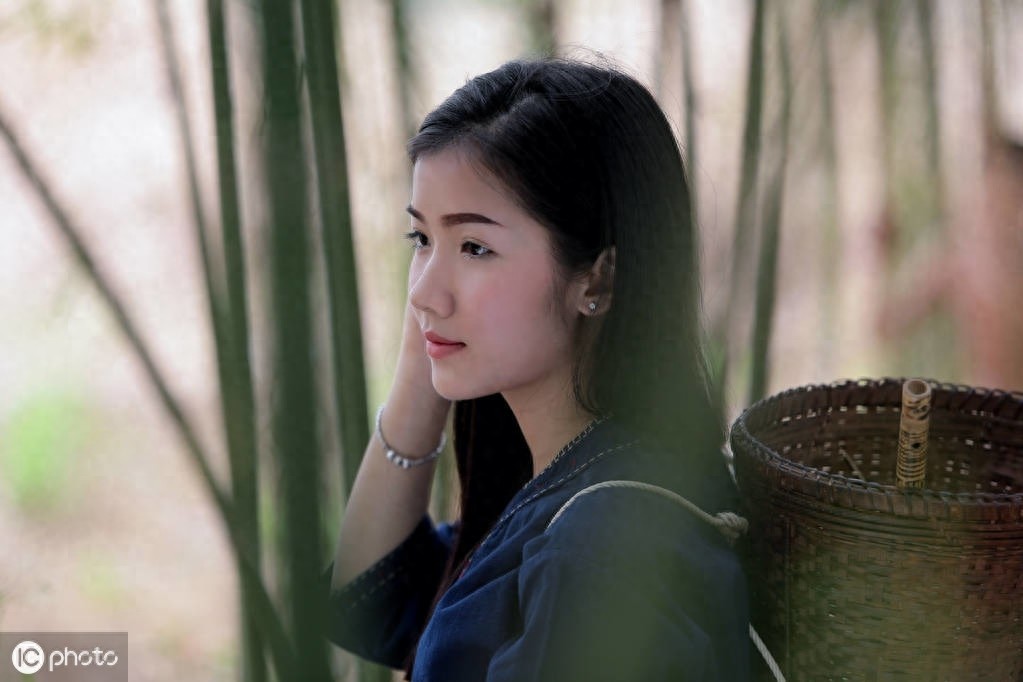 穿着传统服饰的老挝美女，感觉穿上民族服装更迷人