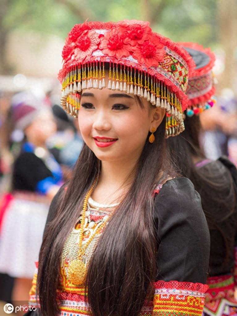 穿着传统服饰的老挝美女，感觉穿上民族服装更迷人