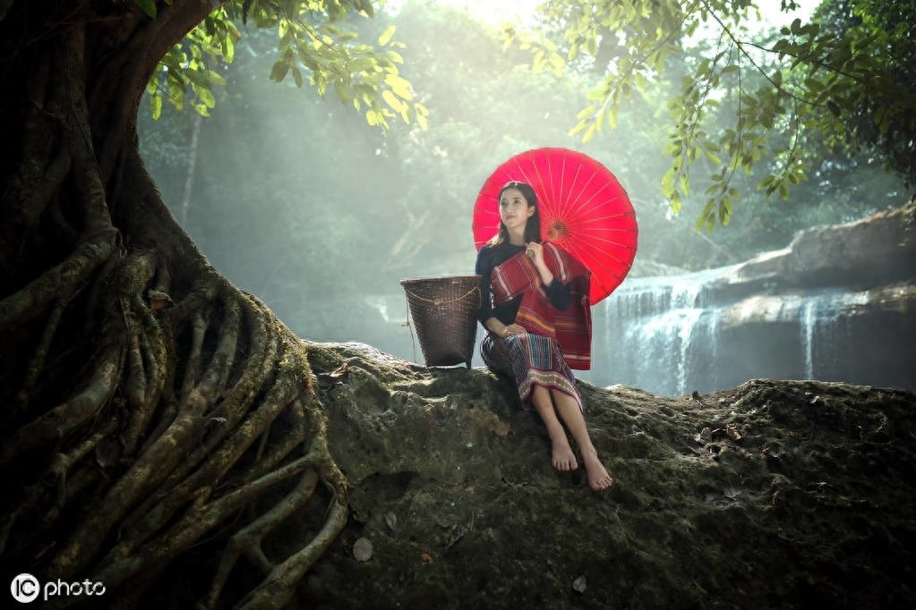 穿着传统服饰的老挝美女，感觉穿上民族服装更迷人