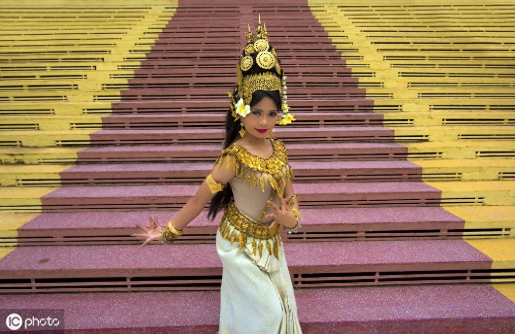 穿着传统服饰的老挝美女，感觉穿上民族服装更迷人