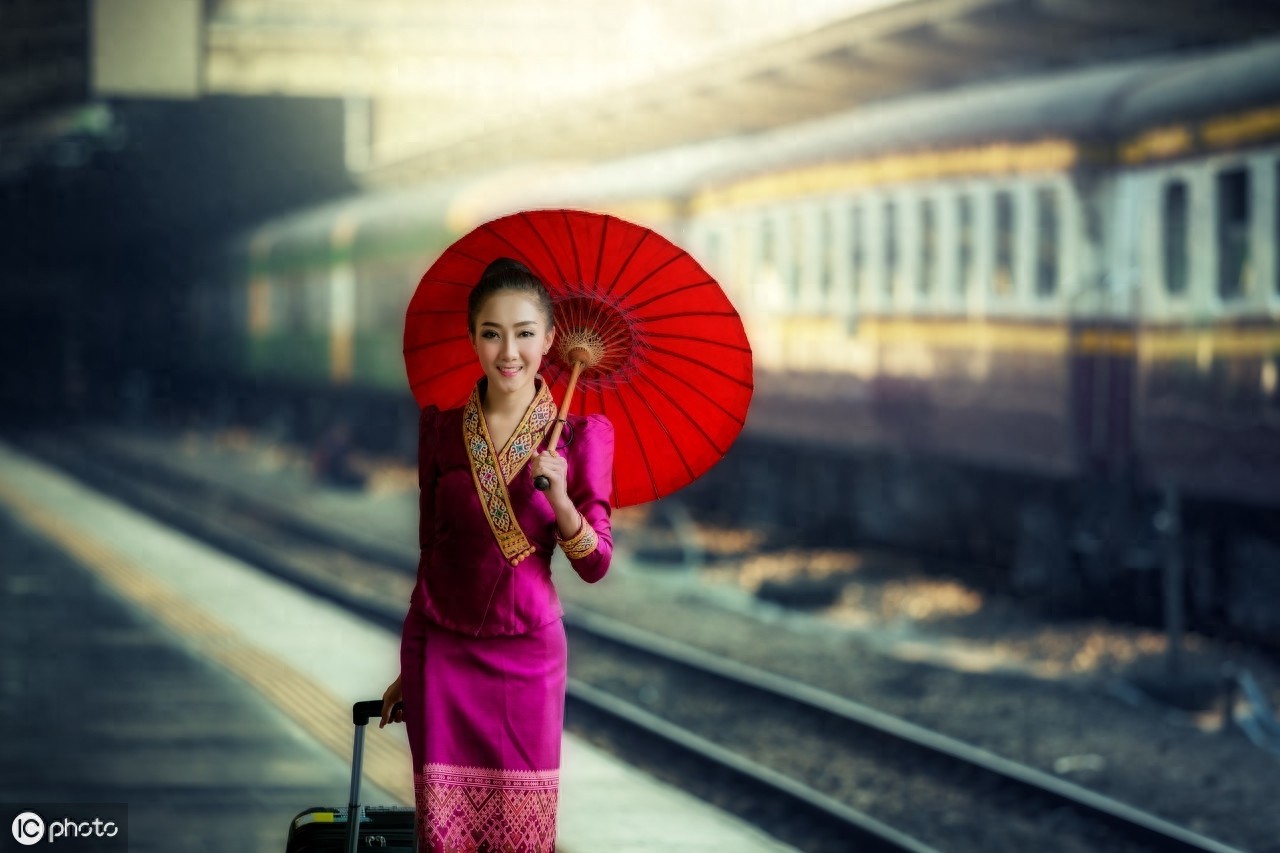 穿着传统服饰的老挝美女，感觉穿上民族服装更迷人