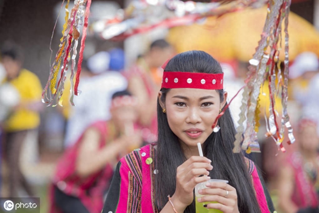 穿着传统服饰的老挝美女，感觉穿上民族服装更迷人