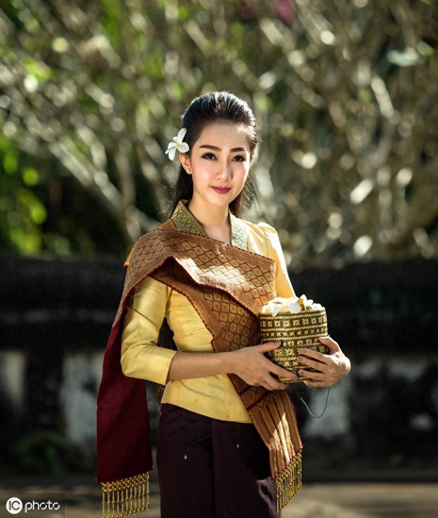 穿着传统服饰的老挝美女，感觉穿上民族服装更迷人