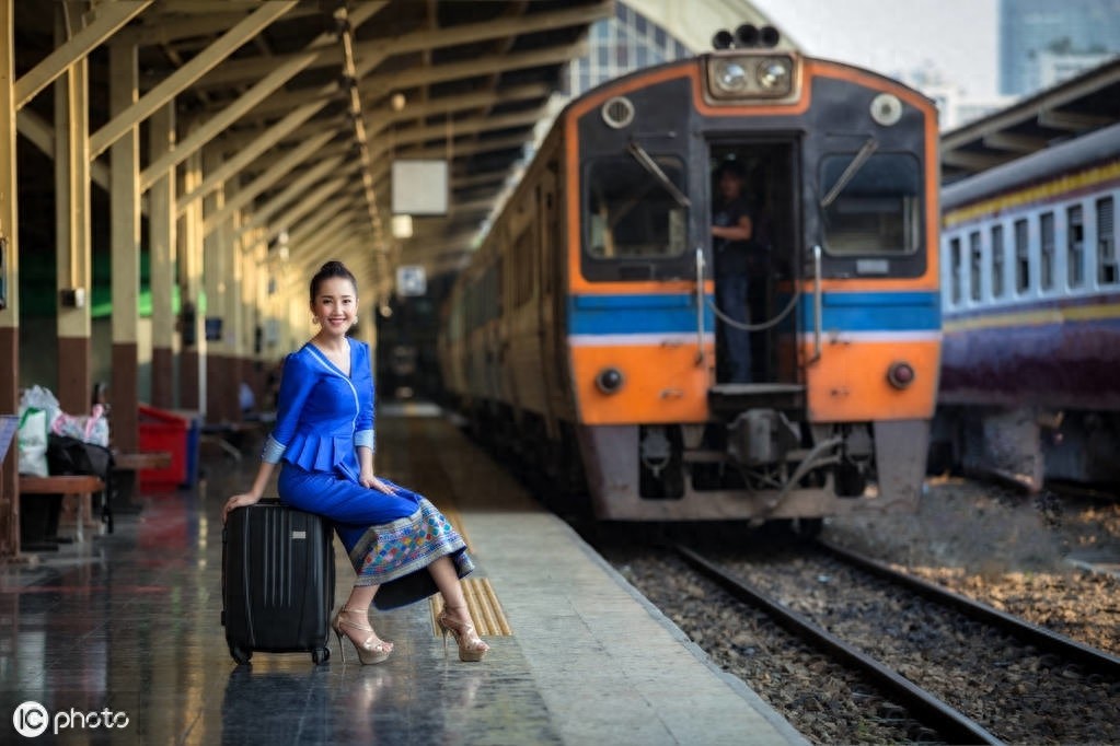 穿着传统服饰的老挝美女，感觉穿上民族服装更迷人