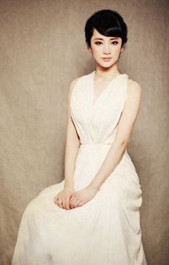 ​陶飞霏的一举一动都很有气质，体现着朝气蓬勃、健康清纯的气息