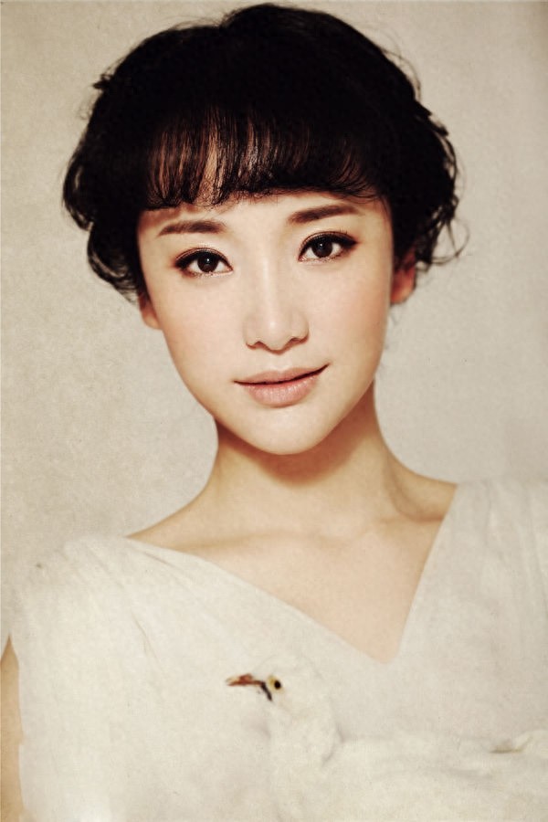 陶飞霏的一举一动都很有气质，体现着朝气蓬勃、健康清纯的气息