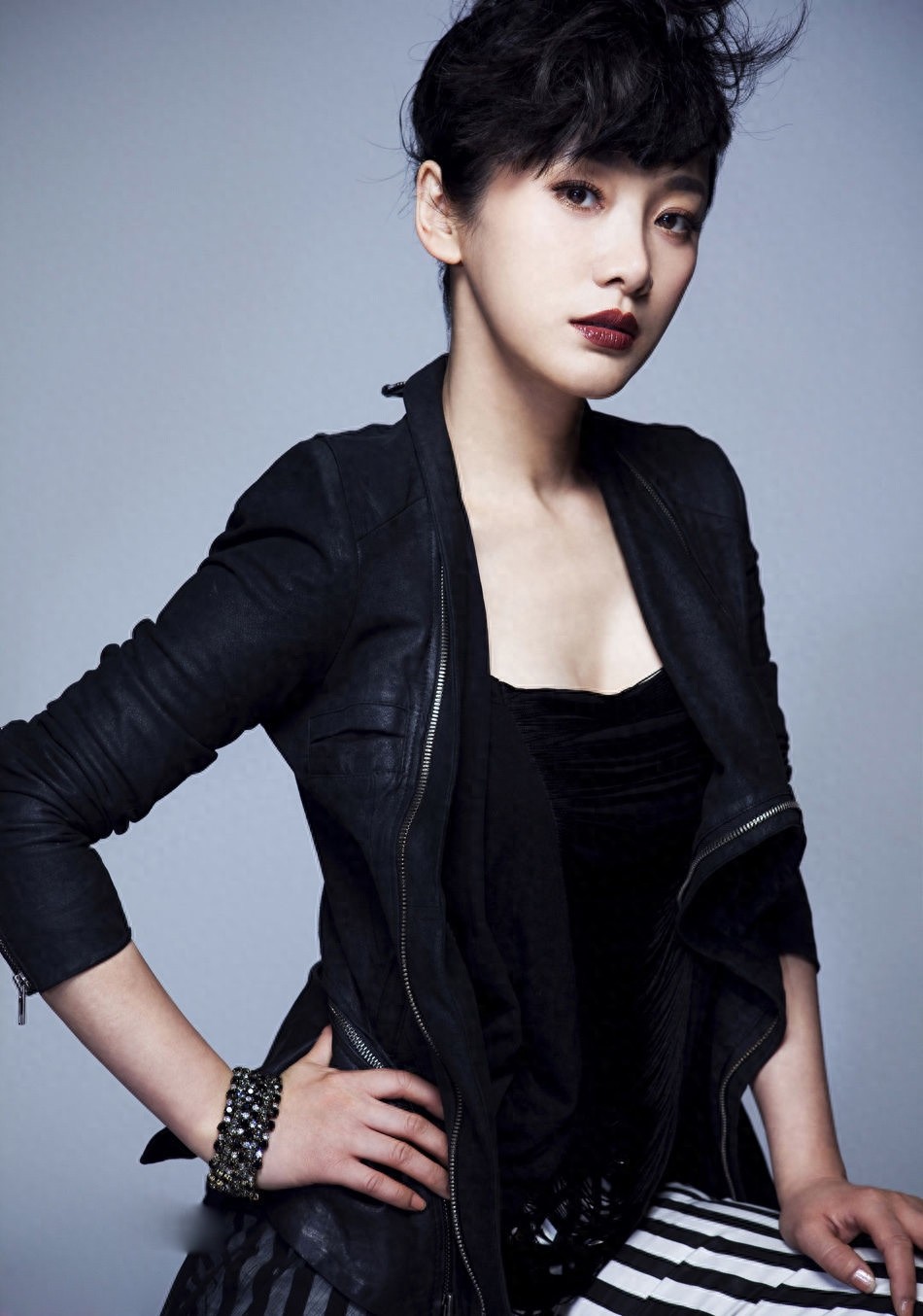 陶飞霏的一举一动都很有气质，体现着朝气蓬勃、健康清纯的气息