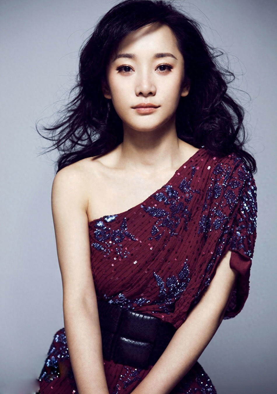 陶飞霏的一举一动都很有气质，体现着朝气蓬勃、健康清纯的气息