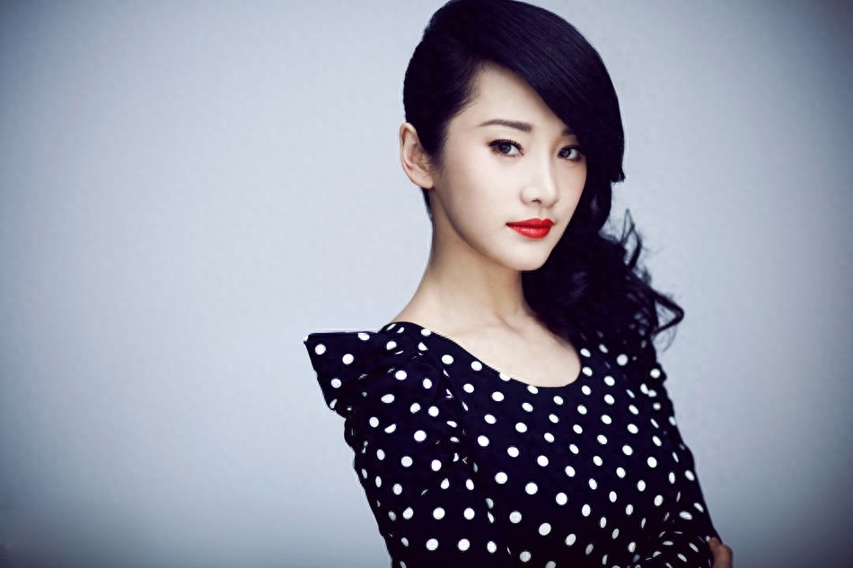 陶飞霏的一举一动都很有气质，体现着朝气蓬勃、健康清纯的气息