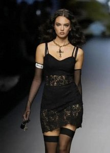 ​莫妮卡·贝鲁奇女儿神颜酷似球花母亲，球花晒女儿戴娃迪奥秀美照