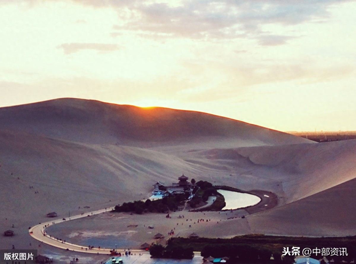 甘肃敦煌：鸣沙山，月牙泉，塞外风光之一绝