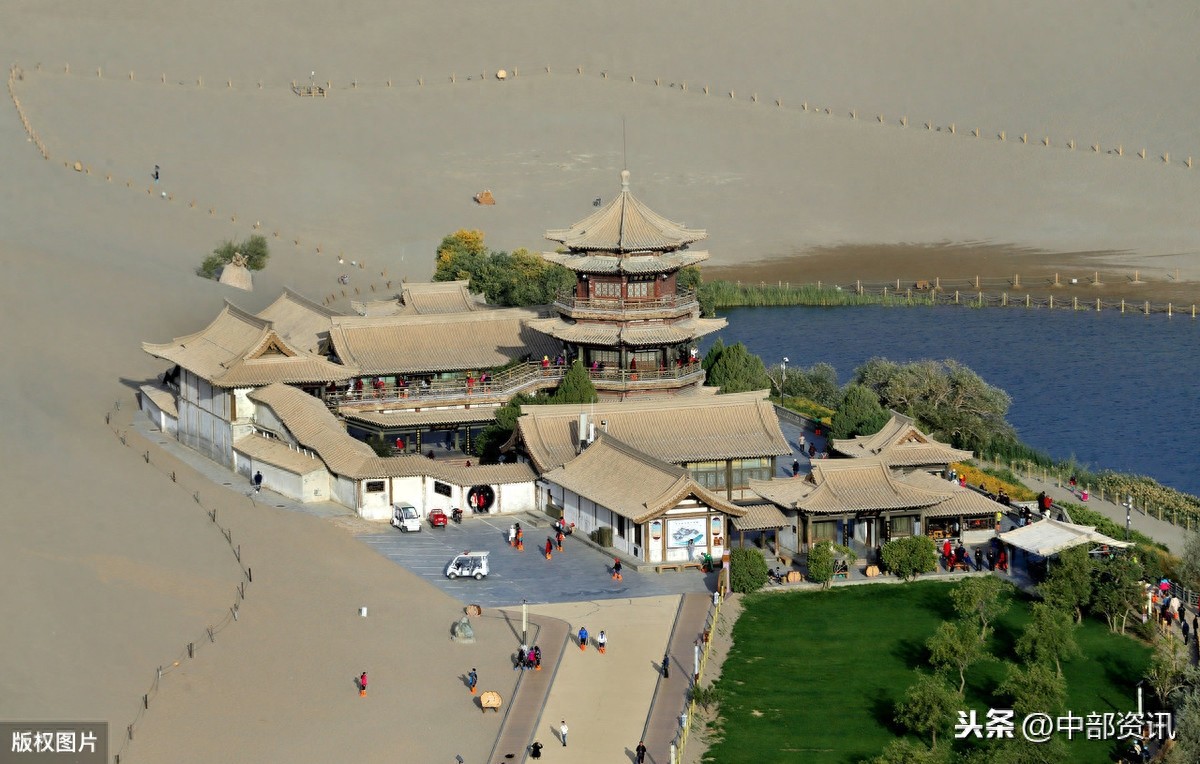 甘肃敦煌：鸣沙山，月牙泉，塞外风光之一绝