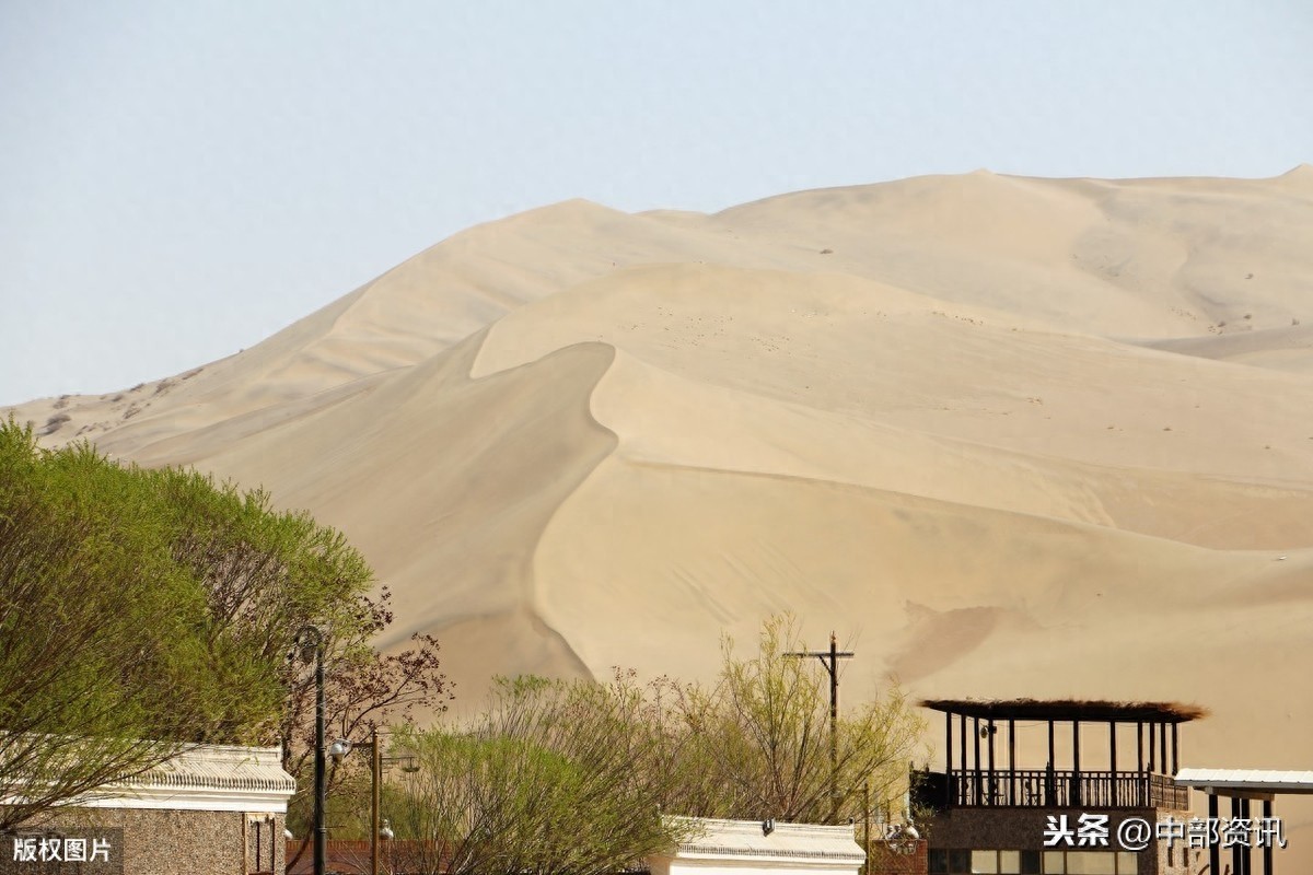 甘肃敦煌：鸣沙山，月牙泉，塞外风光之一绝