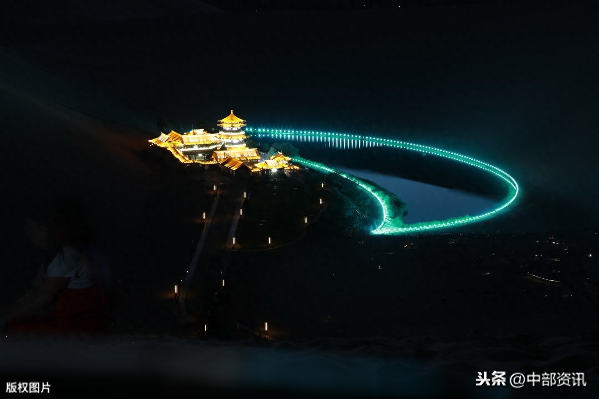 甘肃敦煌：鸣沙山，月牙泉，塞外风光之一绝