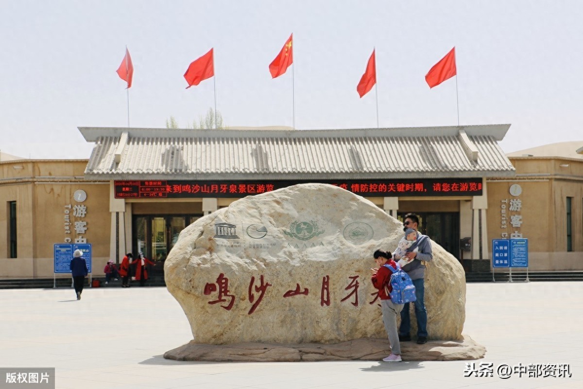 甘肃敦煌：鸣沙山，月牙泉，塞外风光之一绝