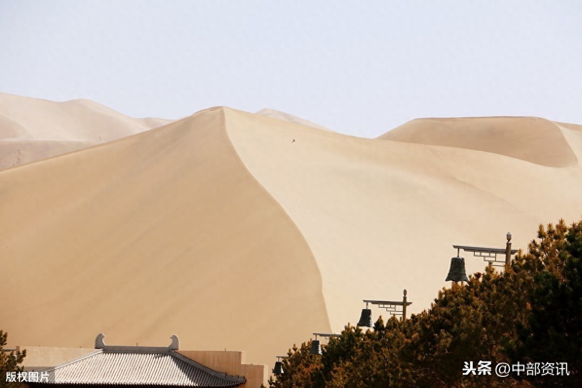 甘肃敦煌：鸣沙山，月牙泉，塞外风光之一绝