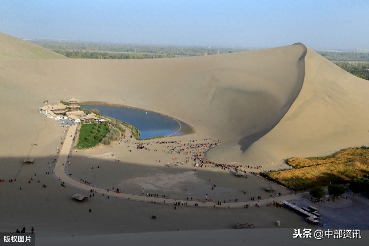 甘肃敦煌：鸣沙山，月牙泉，塞外风光之一绝