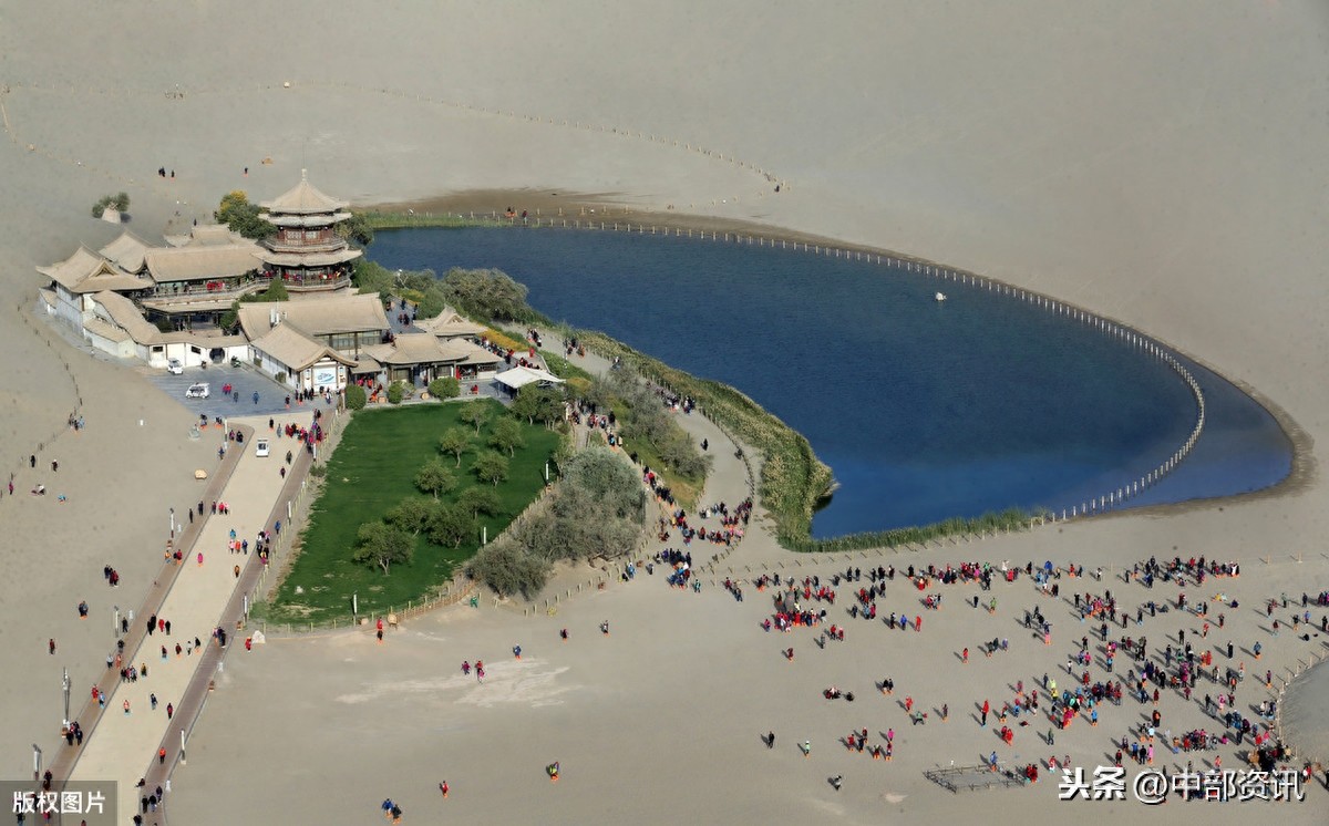 甘肃敦煌：鸣沙山，月牙泉，塞外风光之一绝