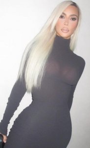 ​卡戴珊穿紧身长裙炫身材，前凸后翘太火辣，细腰翘臀十分性感妖娆