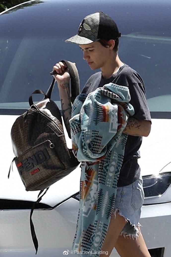 鲁比·洛斯现身洛杉矶街头，手上还拿着大毛巾，这是准备去游泳