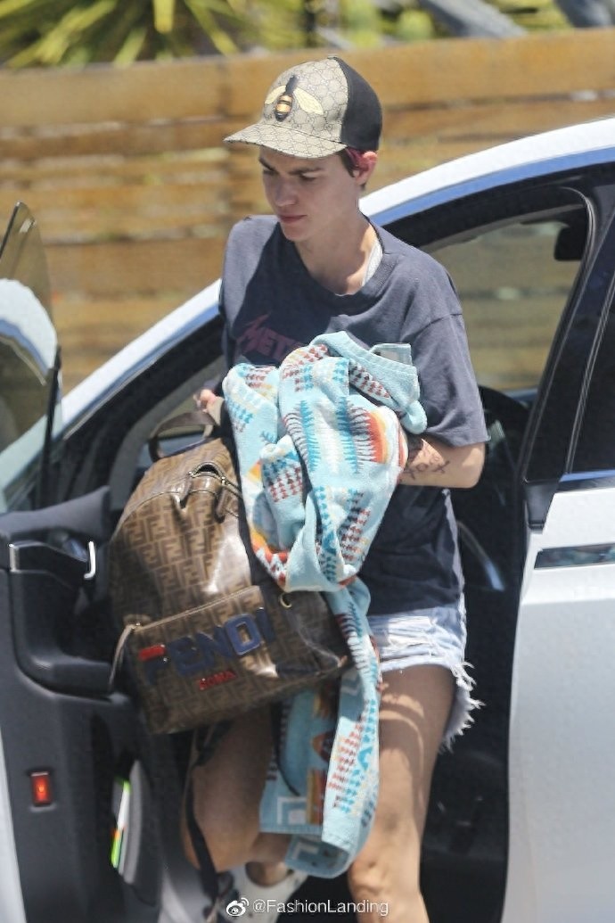 鲁比·洛斯现身洛杉矶街头，手上还拿着大毛巾，这是准备去游泳