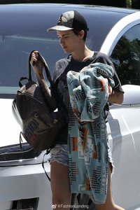 ​鲁比·洛斯现身洛杉矶街头，手上还拿着大毛巾，这是准备去游泳