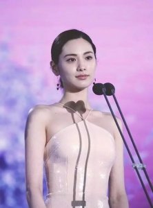 ​看世界第一美女，她穿乳胶“猪皮”裙的样子，堪称行走的人鱼