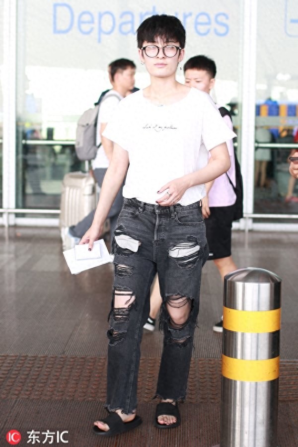 《狮子座》的曾轶可近日现身瘦到不敢认，唱歌不火却是美女收割机