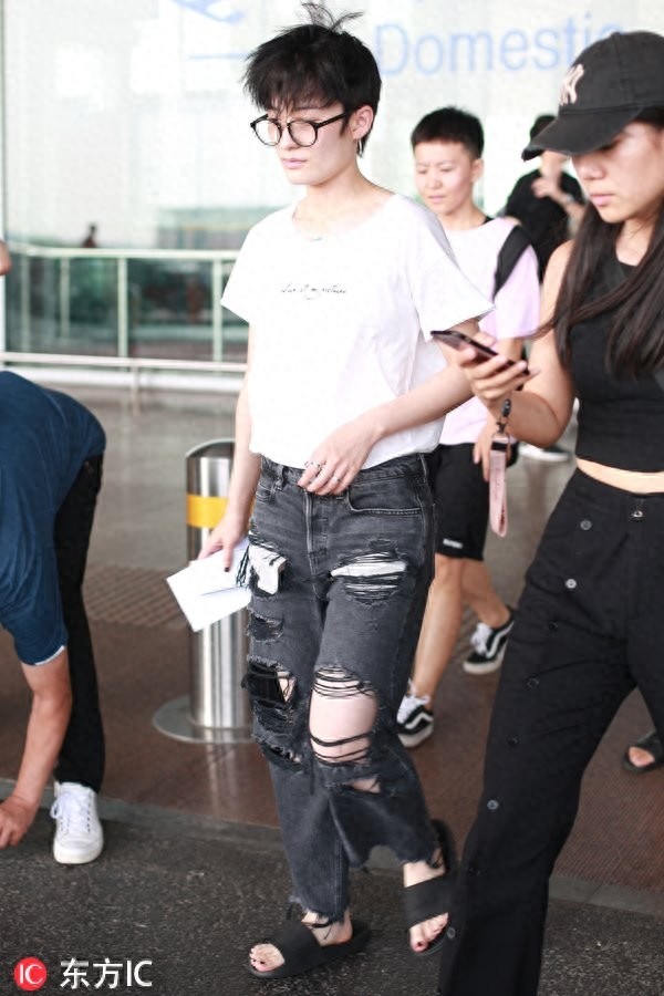 《狮子座》的曾轶可近日现身瘦到不敢认，唱歌不火却是美女收割机