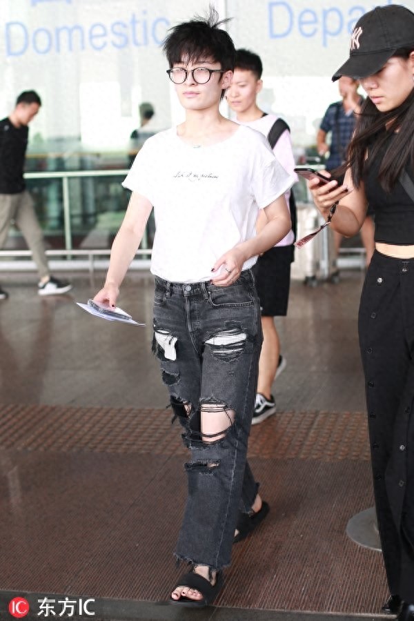 《狮子座》的曾轶可近日现身瘦到不敢认，唱歌不火却是美女收割机