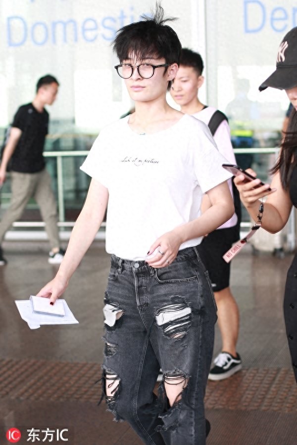 《狮子座》的曾轶可近日现身瘦到不敢认，唱歌不火却是美女收割机